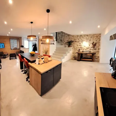 Maison Centre De Avec Terrasse Et Terrain Holiday home *